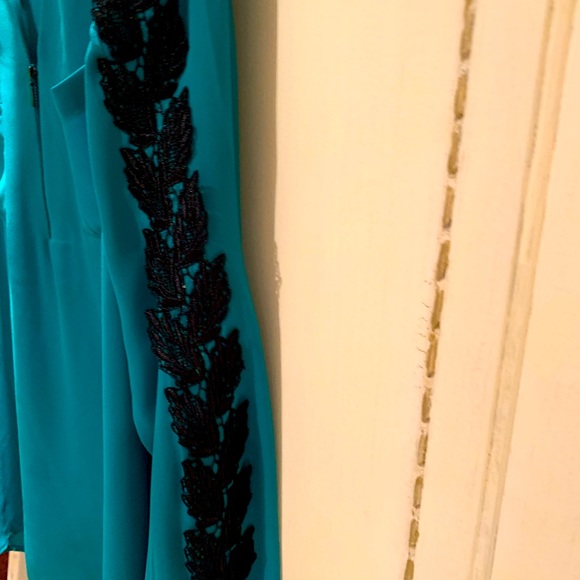 Amazing Apt9 green blouse with embroidery black color on the both sleeves. - Picture 9 of 10